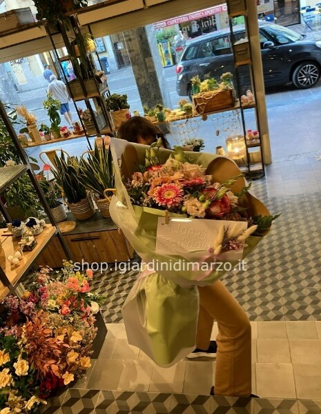 Bouquet di fiori freschi sui toni del rosa