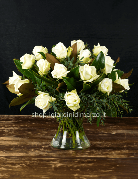 Bouquet di rose bianche confezionato con verdi