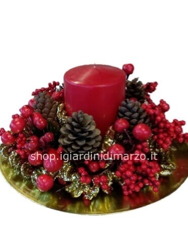 Centrotavola natalizio con candela realizzato con pino, fiori freschi ed elementi decorativi