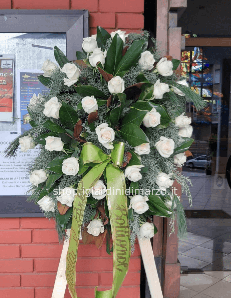 Cuscino di rose bianche