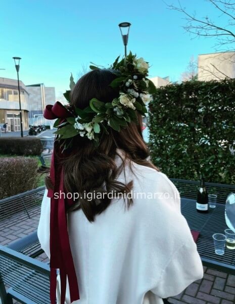 coroncina di alloro con gypsophila e roselline con nastro a scelta