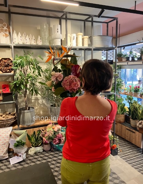 mazzo lungo con fiori di stagione