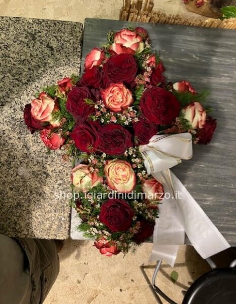 Croce con fiori misti di stagione