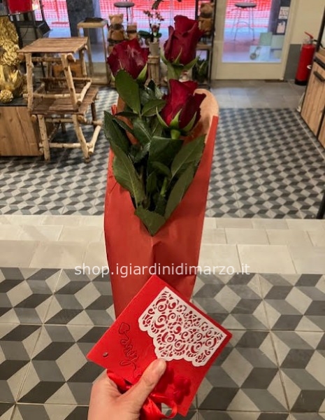 3 rose rosse gambo lungo con biglietto