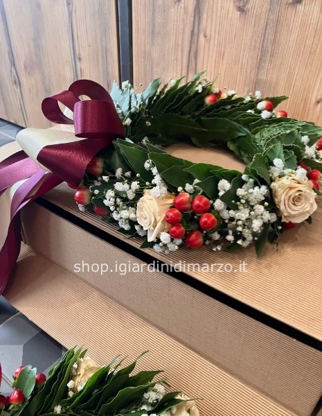 coroncina con gypsophila, bacche e roselline